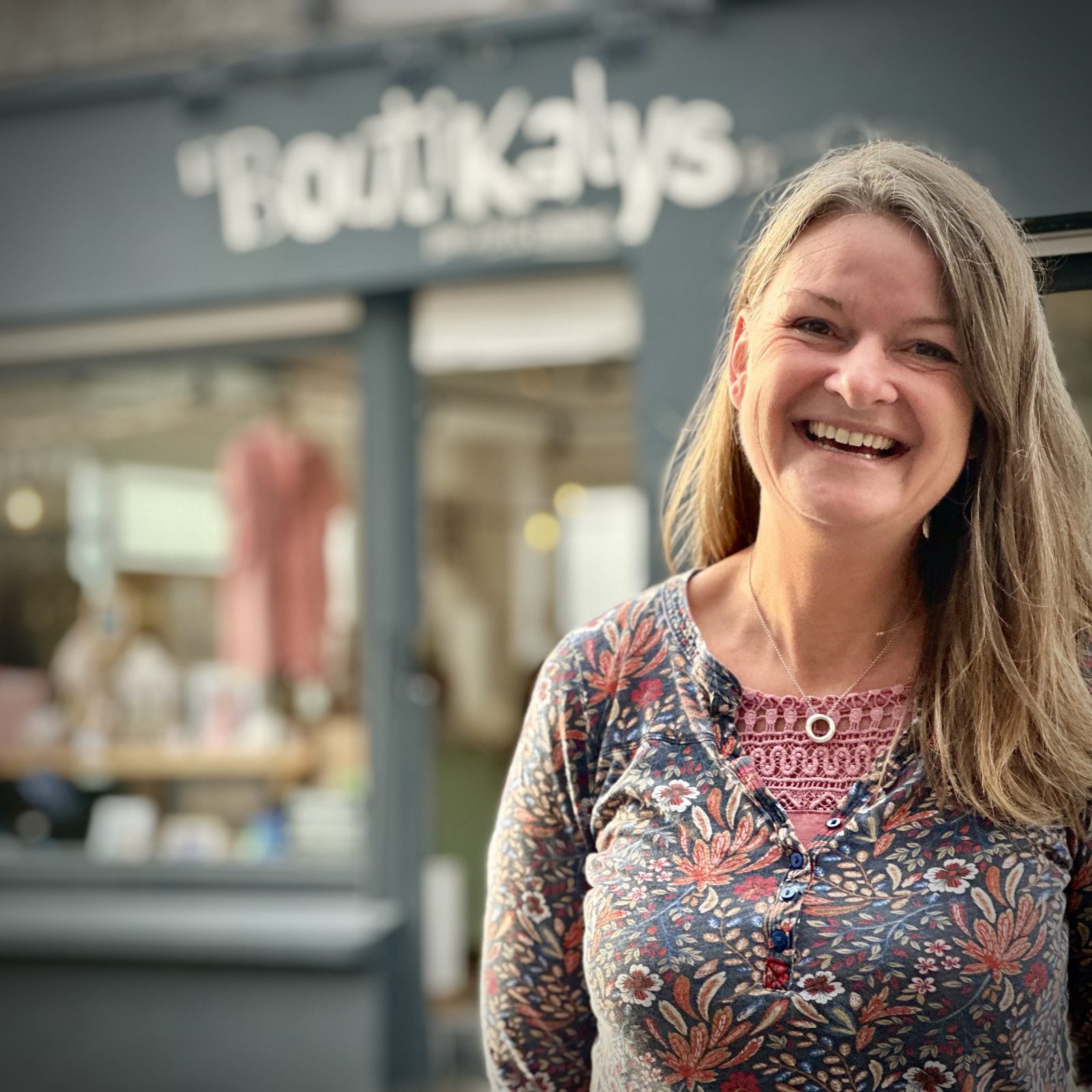 Sarah, souriante, devant la boutique Laboutikalys à Oignies